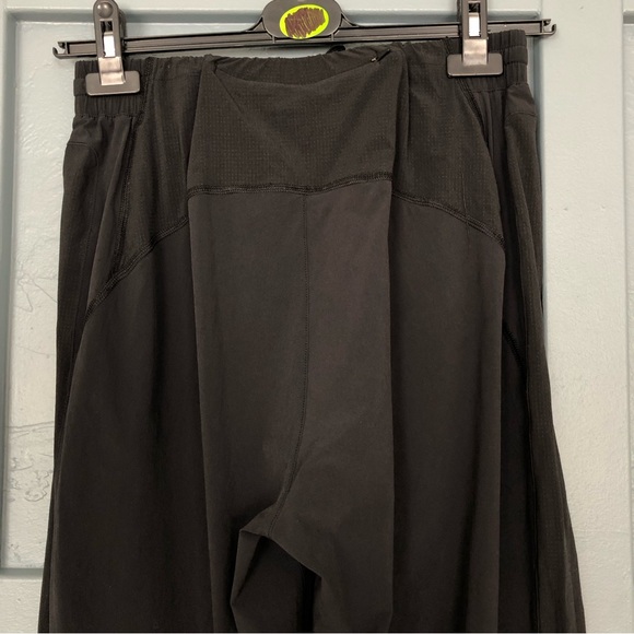 Outdoor Voices Black High Waisted Joggers with Pockets and Elastic Waistband - Picture 8 of 9